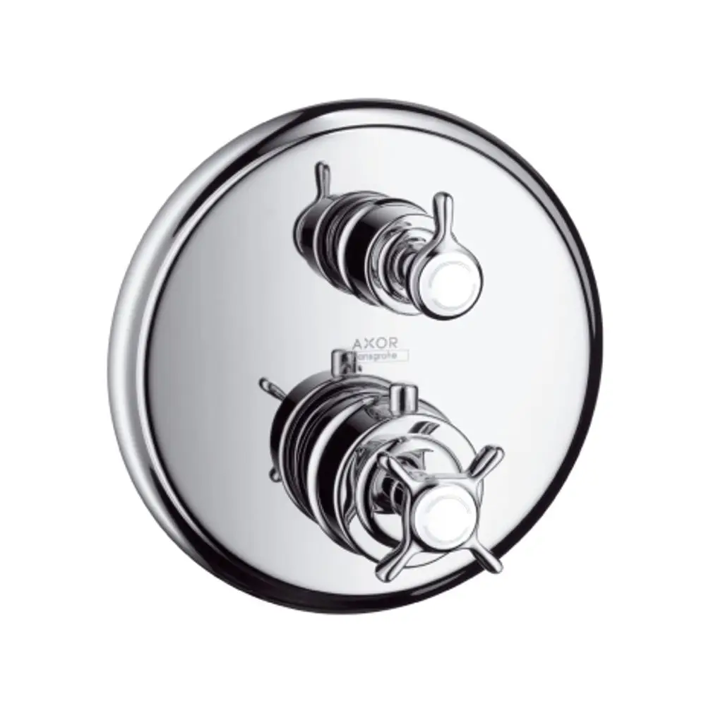 Thermostat mit zwei Kreuzgriffen und Absperrventil in Chrom. Produkt der Marke AXOR, installiert in einer runden Wandplatte.